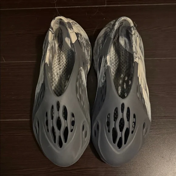 Women Yeezy Foam runners Gray and Cream Slip-On Shoes - Picture 1 of 1